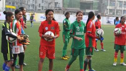 ফাইনাল খেলতে নেপালে নারী ফুটবল দল