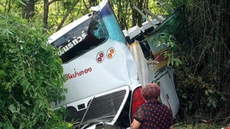 থাইল্যান্ডে খাদে বাস, নিহত ১২