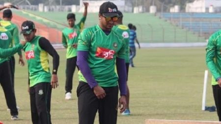ফিল্ডিং করছে টাইগাররা