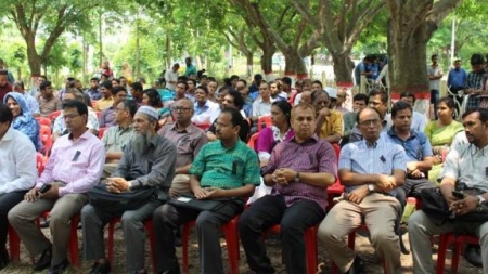 রাবি শিক্ষক হত্যার প্রতিবাদের চবিতে কর্মবিরতি ও অবস্থান কর্মসূচি পালন