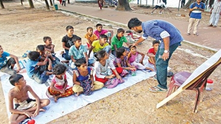 ভাসমান খুদে বিক্রেতাদের স্কুল