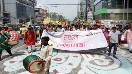 শিক্ষার্থীদের আলপনায় রাঙলো সড়ক