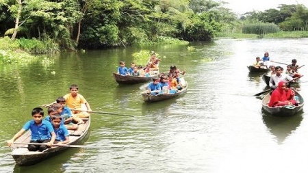 তারা বইঠা বেয়ে স্কুলে যায়